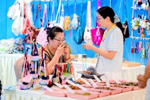 “冷门”香囊变热销！铜仁职大展台飘出“中国味道”